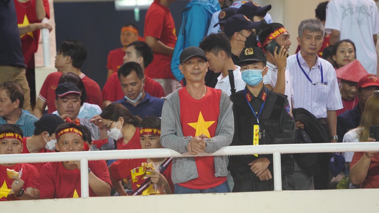 Cổ động viên Việt Nam “cháy” hết mình trong trận Chung kết bóng đá nam - ảnh 1